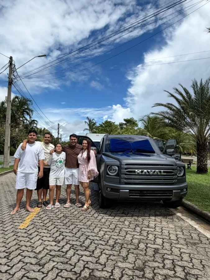 Márcia Fellipe ganha carro de luxo da família em celebração ao Dia das Mães