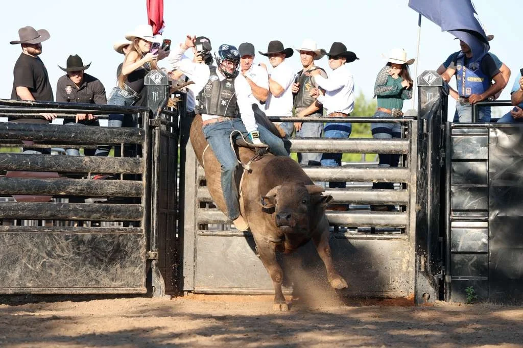 Jon Vlogs realizou desafio de montaria durante cobertura da PBR World Finals