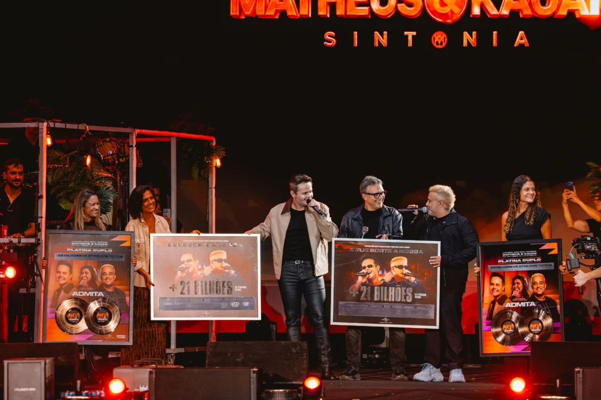Matheus e Kauan recebem certificado pelos 21 bilhões de streams na carreira durante show na Agropecuária de Goiânia