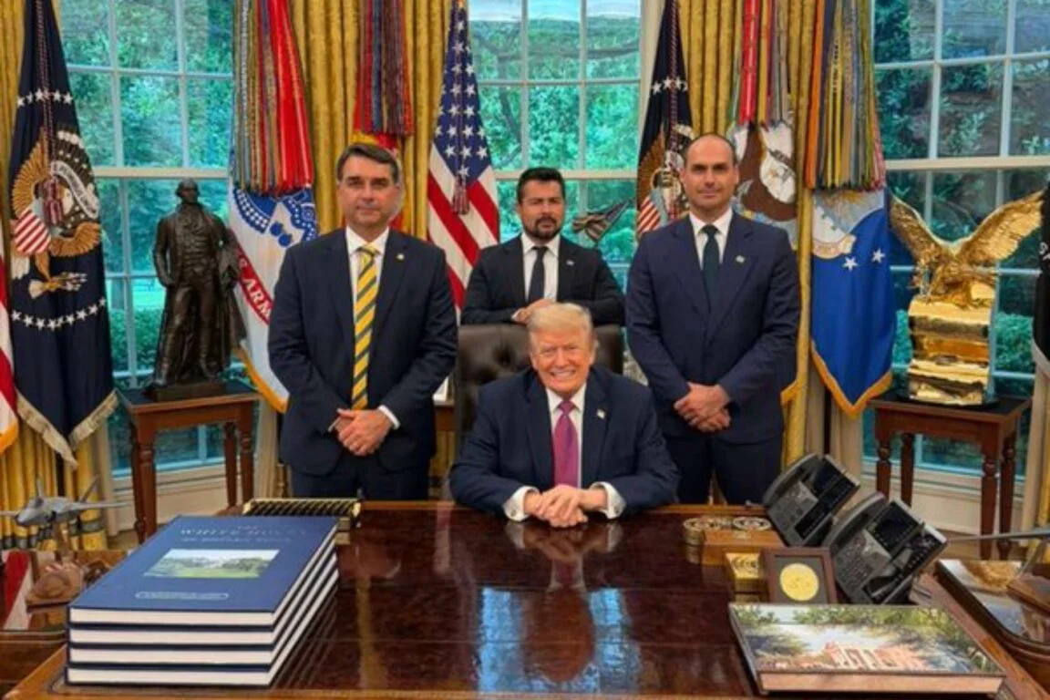 Flávio Bolsonaro é recebido em salão da Casa Branca e se reúne com Trump; imprensa tratava encontro como fake news