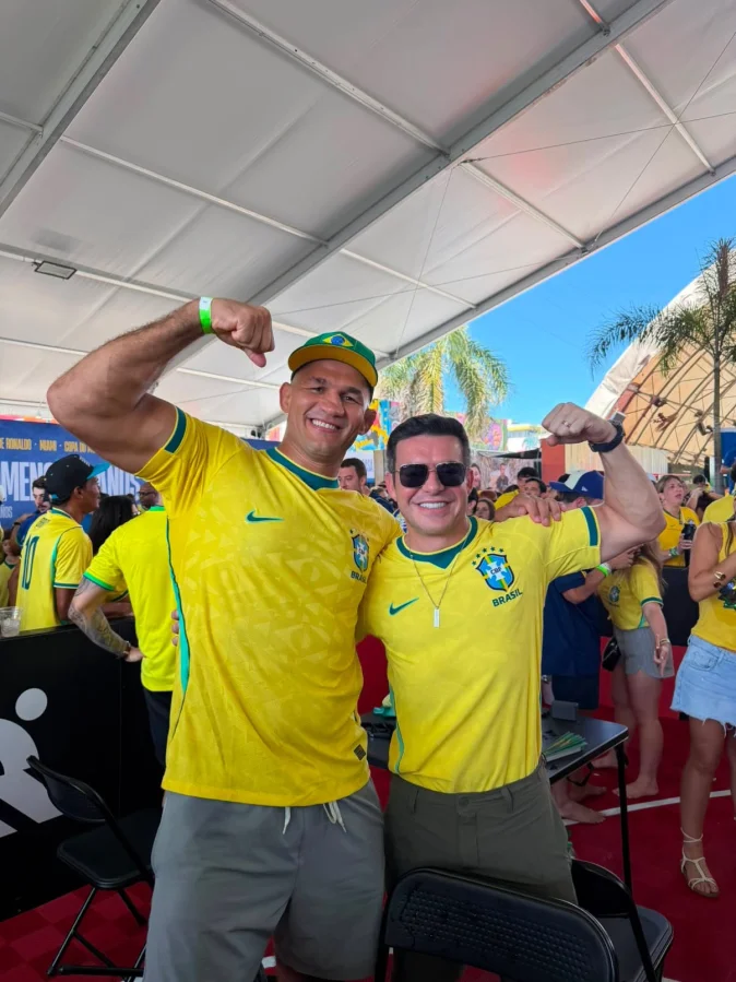 Belutti prestigia vitória do Brasil na Casa Rede Ronaldo ao lado da família
